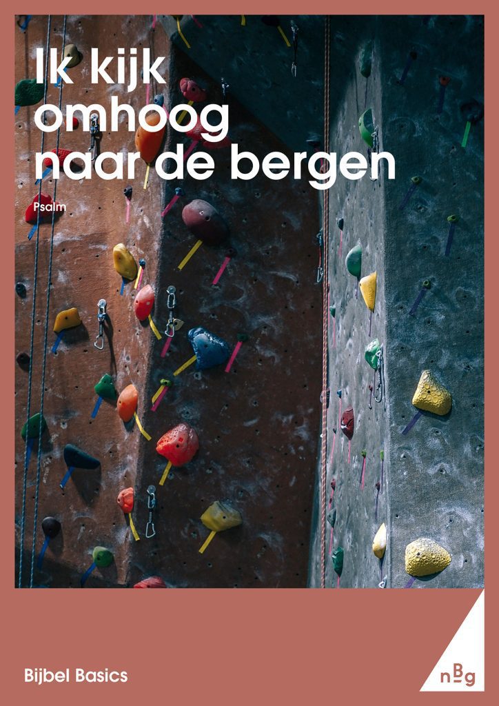 Ik kijk omhoog naar de bergen
